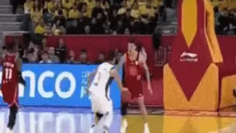 广厦逆转取胜，新疆连胜势头受阻，孙铭徽伤退赵睿状态不佳